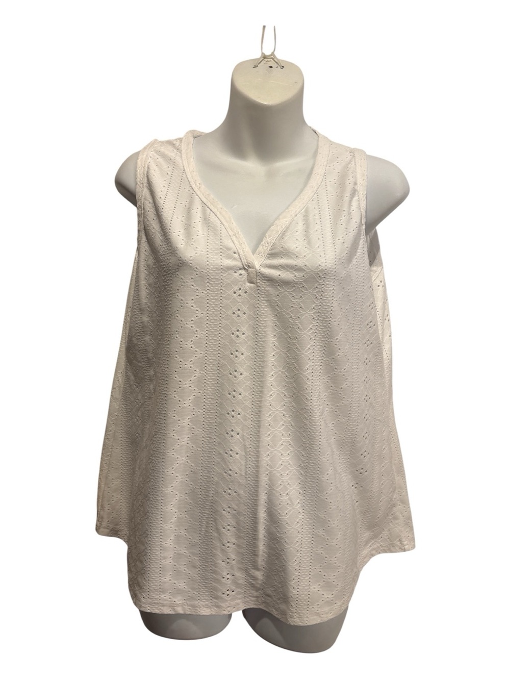 Sleeveless Eyelet V-Neck Tank Top - White size large